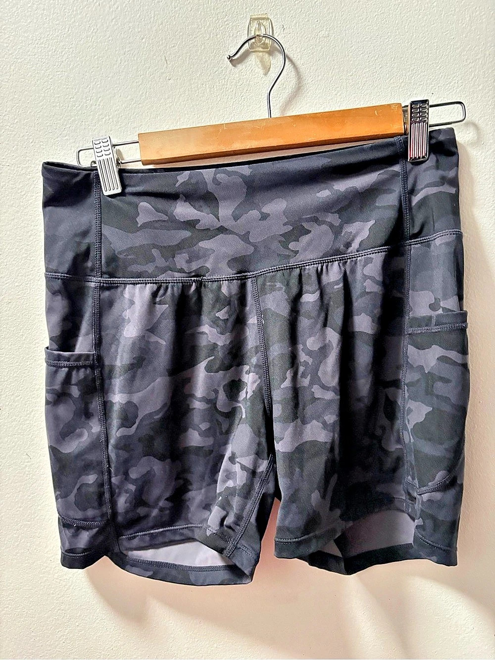 High-Rise Short with Pockets 8" bike shorts Camo Athletic Shorts size M